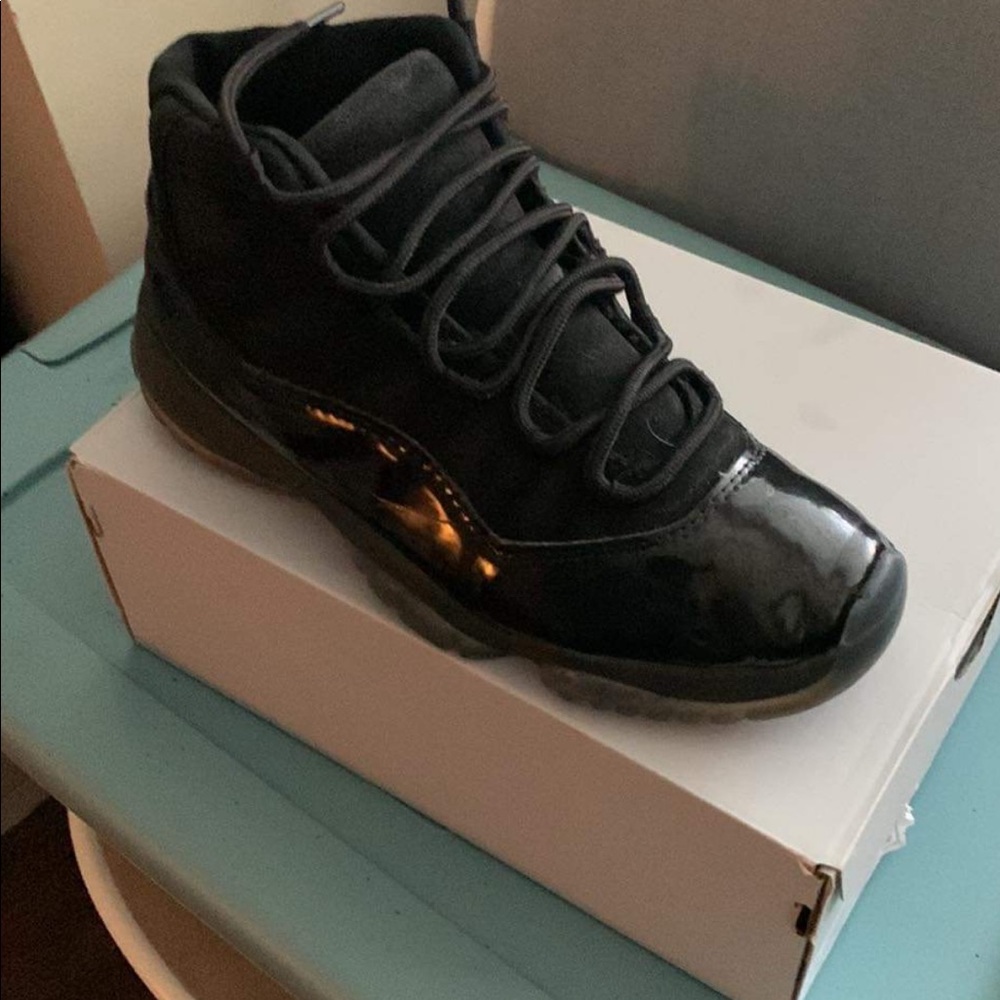 Jordan 11 cap and gown size 8.5
